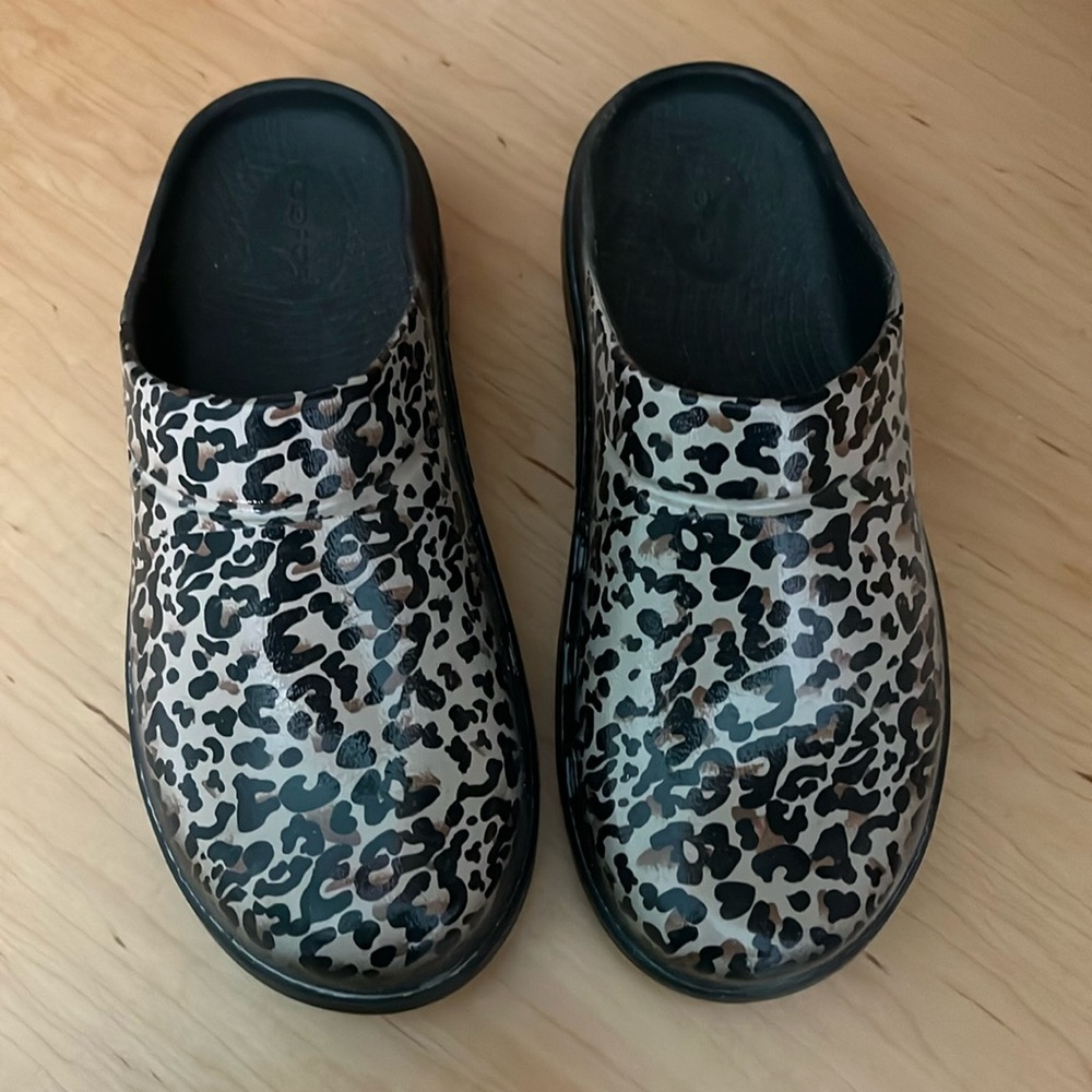 Oofos Clogs-cheetah print